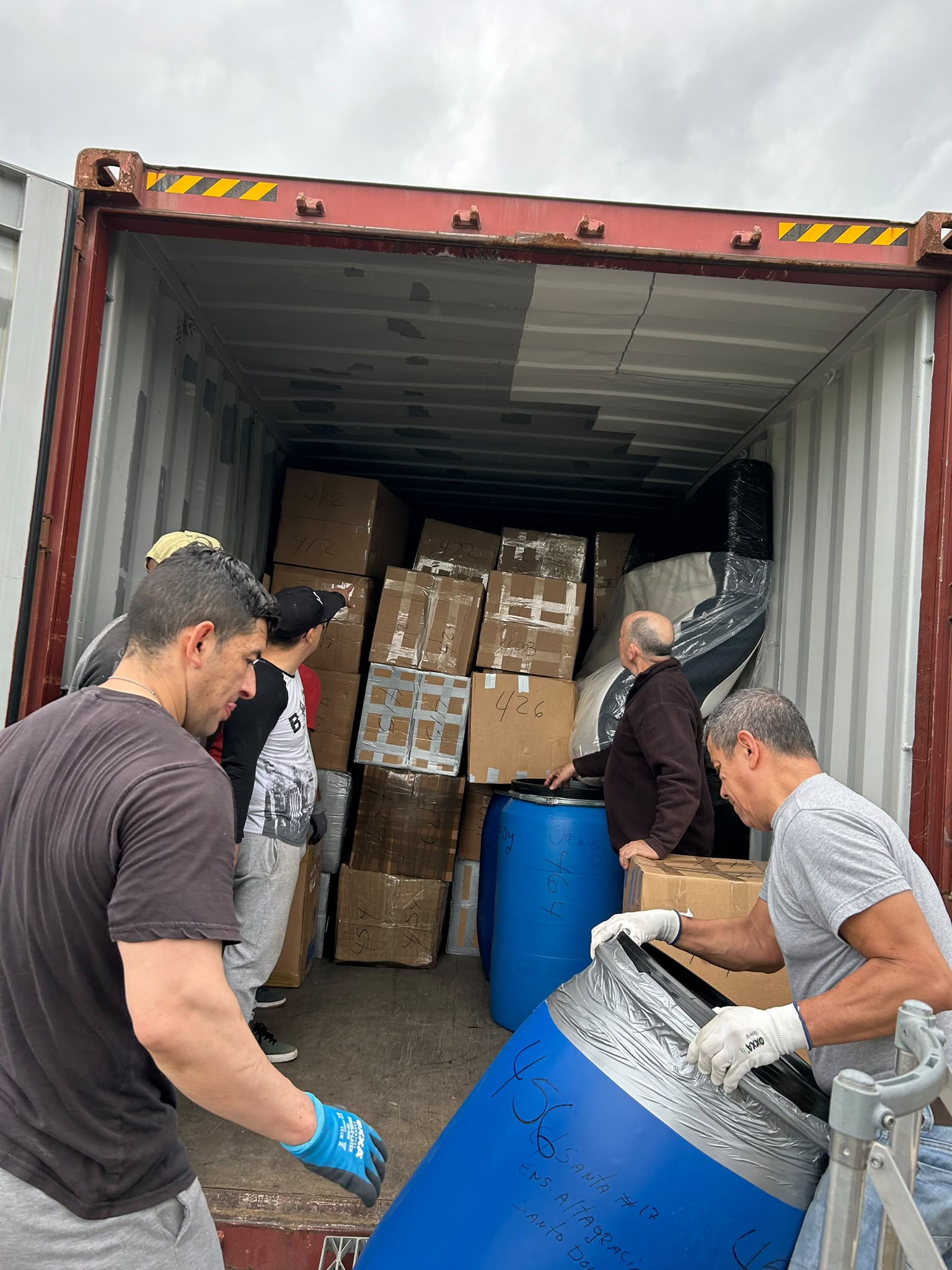Equipo de Aguila Cargo Express preparando un contenedor