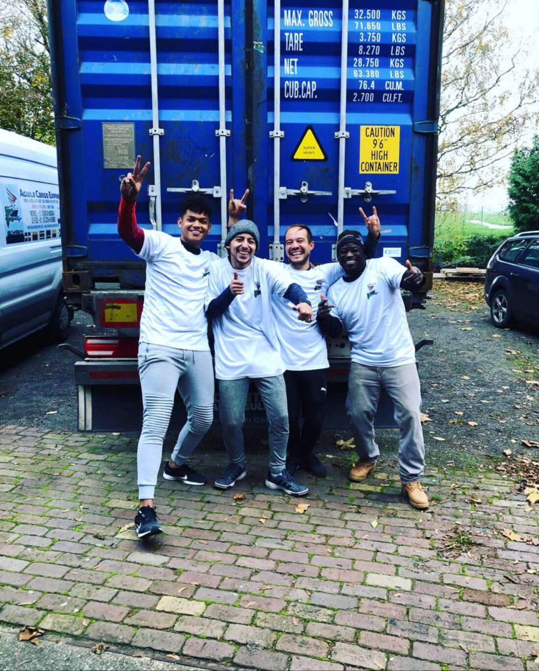 Equipo de Aguila Cargo Express junto a un contenedor